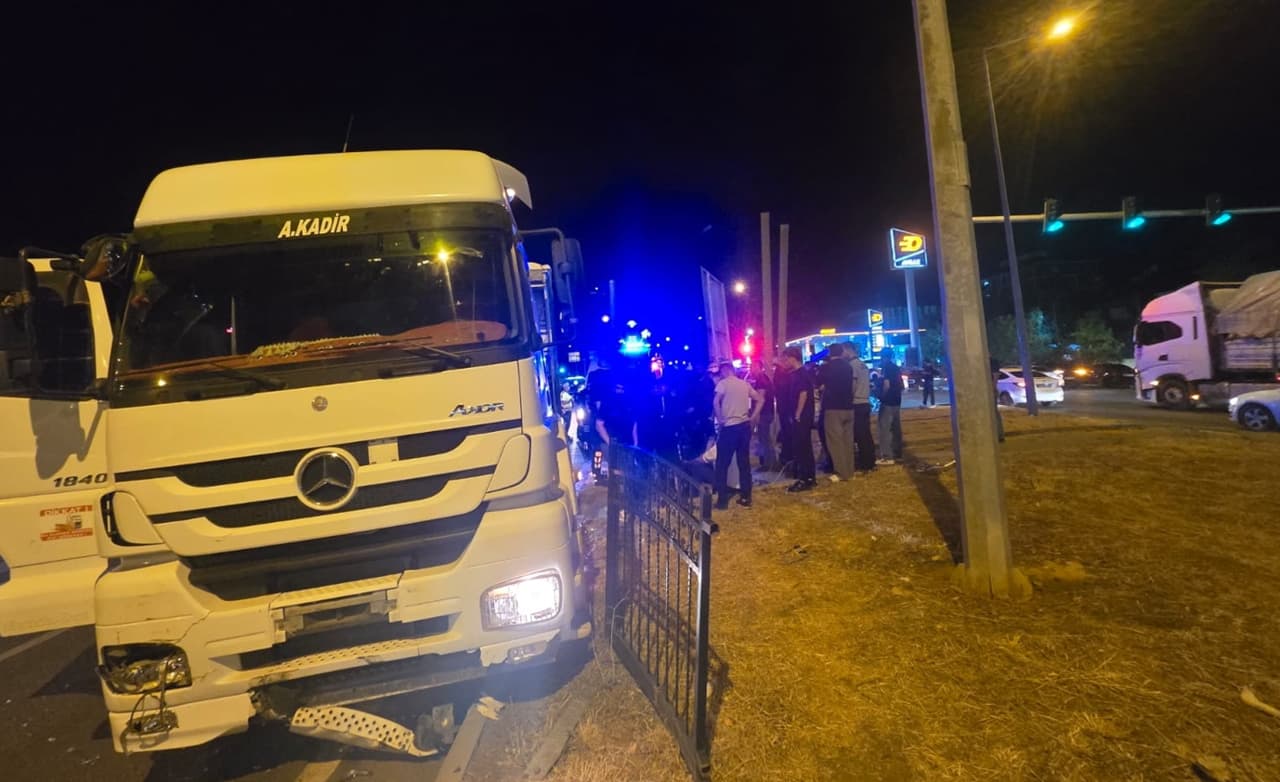 Tır ile otomobil kafa kafaya çarpıştı: Kazada 5 kişi yaralandı