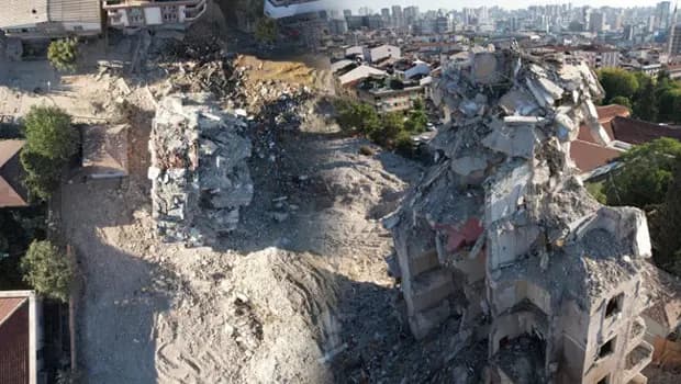 Yıkımı yapılan 6 katlı bina kendiliğinden çöktü: 2 kişinin yaralandığı olayda cadde trafiğe kapatıldı