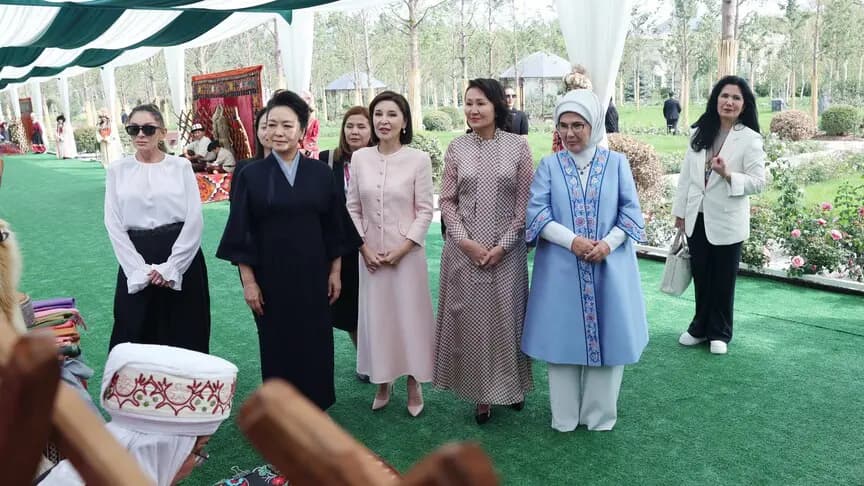 Emine Erdoğan, Kırgızistan'da lider eşleriyle buluştu