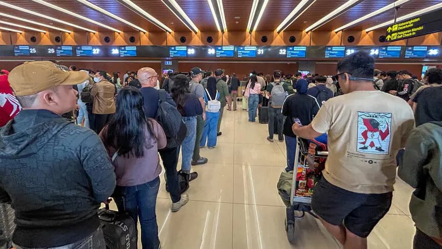 Endonezya'daki yanardağ patlaması sonrası 2 bin 300'den fazla uçuş iptal edildi