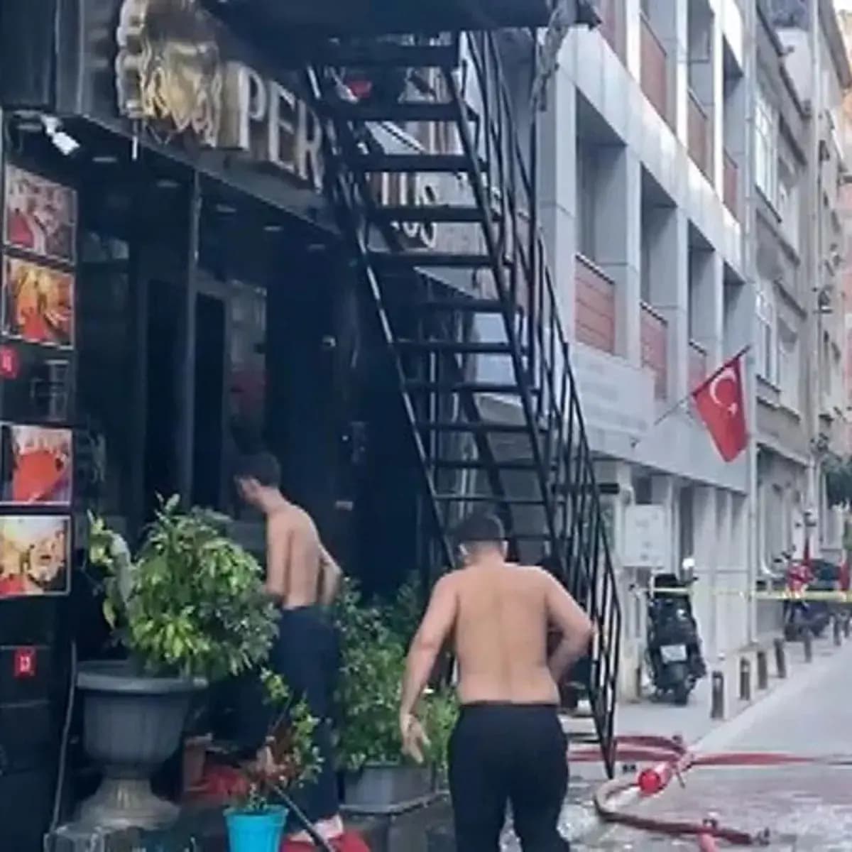 Bakırköy’de 6 katlı otelde korku dolu anlar: Üst katlara sıçrayan yangında 12 kişi yaralandı, 7 kişi tahliye edildi