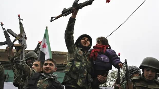Suriye ordusu terör örgütü YPG'nin silahlarını teslim almaya başladı