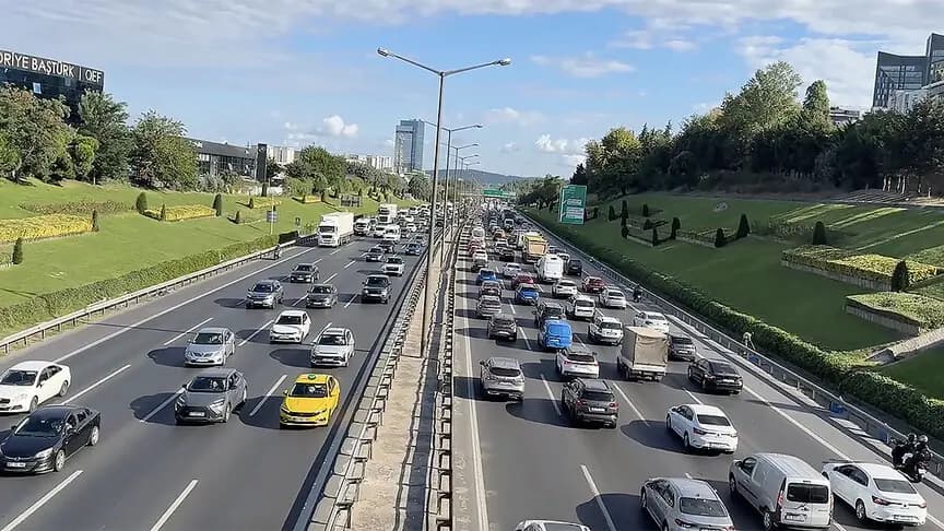 İstanbul'da uyum haftası ve ilk iş gününde trafik yoğunluğu