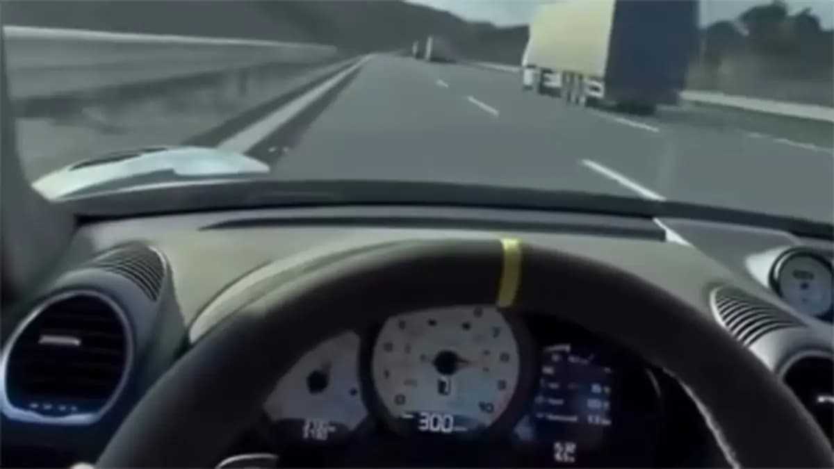 Lüks araçla otoyolda 300 km hız yaptı, sosyal medyada yayınlayınca yakayı ele verdi