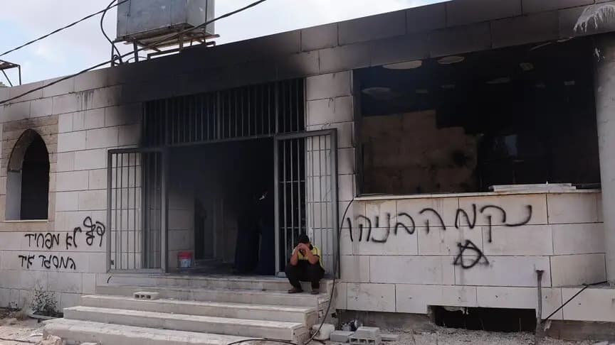 Filistin topraklarını gasbeden İsrailliler, Batı Şeria’da bir camiyi yakmaya çalıştı