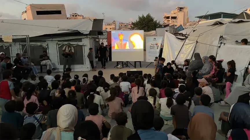 Gazze'de seyyar sinemayla çocuklar yıkımın atmosferinden uzaklaştırılmaya çalışılıyor