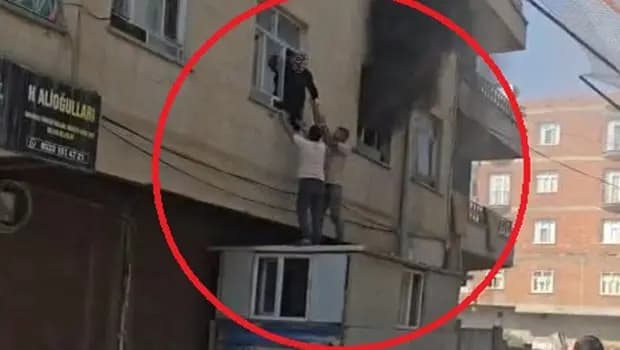 3 katlı binada alevler yükseldi! Mahsur kalan kadını konteynerin üzerine çıkıp kurtardılar