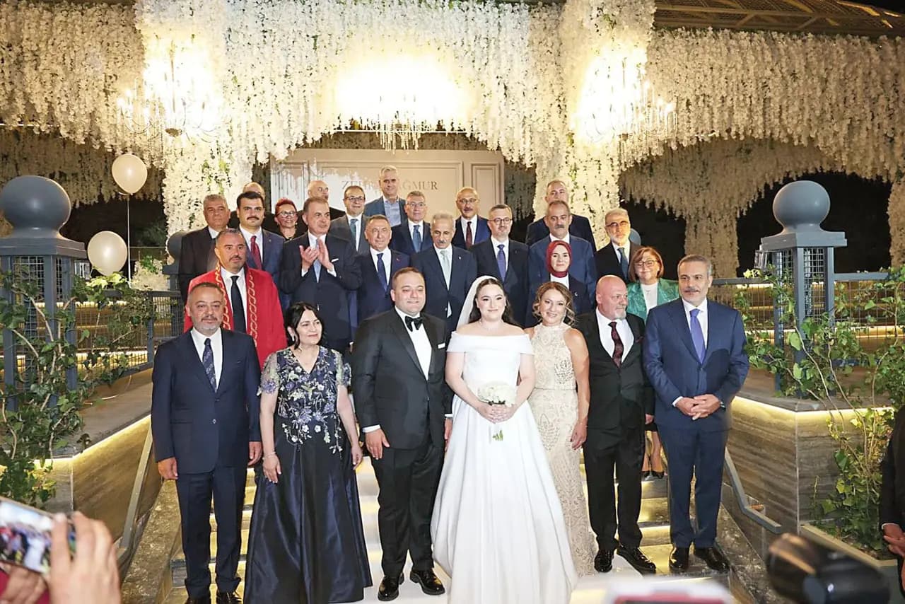 AKP’lileri ve bakanları buluşturan düğün