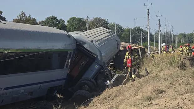Polonya'da korkunç kaza: Tren ile kamyon çarpıştı