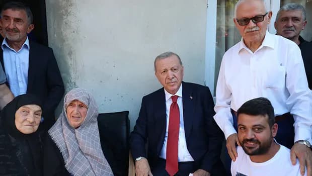 Cumhurbaşkanı Erdoğan baba ocağında komşularıyla bir araya geldi