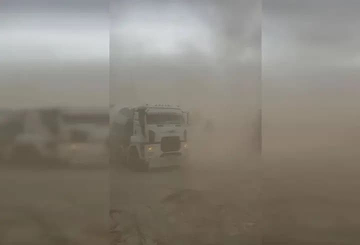 Bingöl’de fırtına çatıları uçurdu