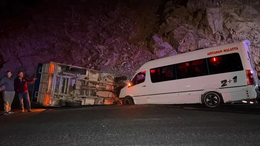 Giresun'da minibüs ile kamyonetin çarpıştığı kazada 23 kişi yaralandı