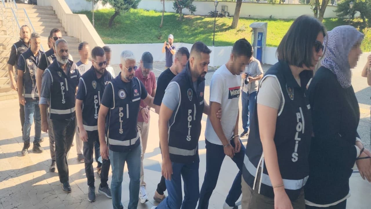 Datça'da teknede yakalanan 9 FETÖ şüphelisi ve kaptan adliyeye sevk edildi