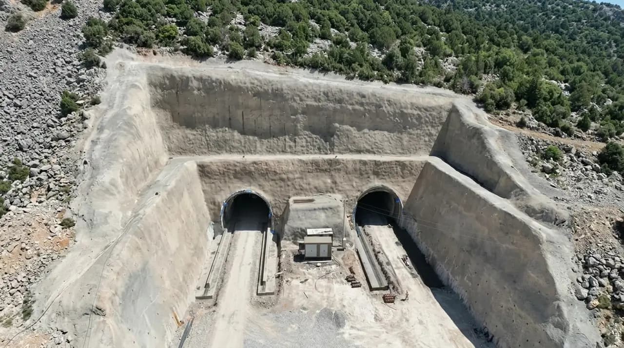 7 bin 360 metre uzunluğunda tünel tamamlandı: İki şehir arasındaki mesafe 20 dakika kısalacak