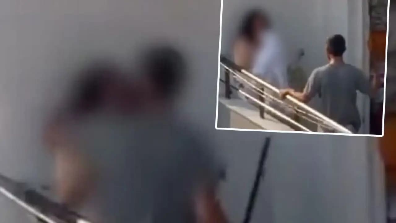 Vicdan kanatan görüntü... Balkonda kadına sopalı şiddet!