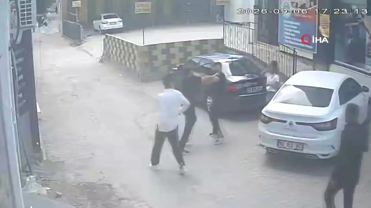 Darp edilen kadını kurtarmak isterken bıçaklandı!