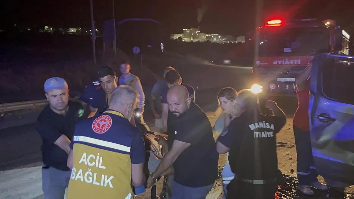 Manisa Kula’da TIR’a çarpan kamyonet hurdaya döndü: 1 ölü, 4 yaralı