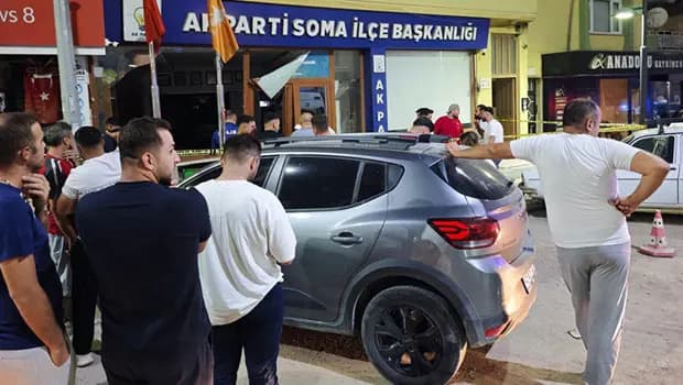 Trafik kazasında otomobil AK Parti ilçe başkanlığı binasına girdi