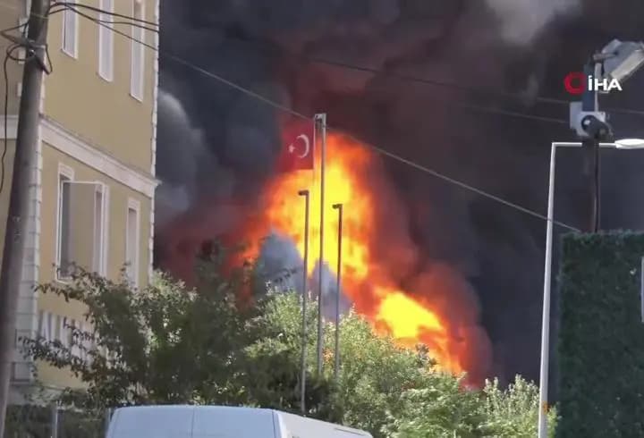 Tuzla'da iş yeri yangını: Alevler kısmen kontrol altında