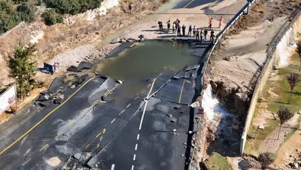 Başakşehir'de ana ishale hattındaki su borusu patladı: Caddeyi su bastı, yol çöktü
