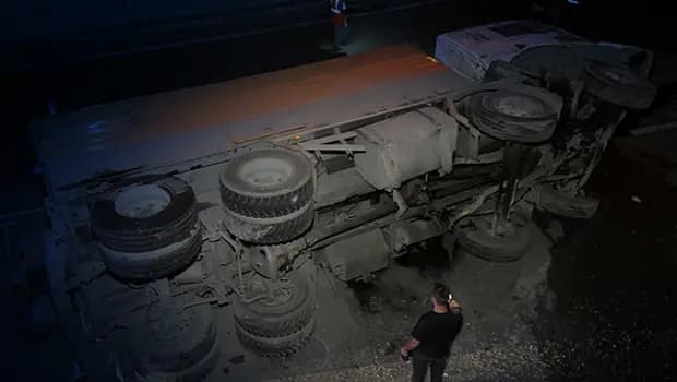 Avcılar’da asfalt kamyonu alt geçit yoluna düştü: Yol çift yönlü trafiğe kapatıldı