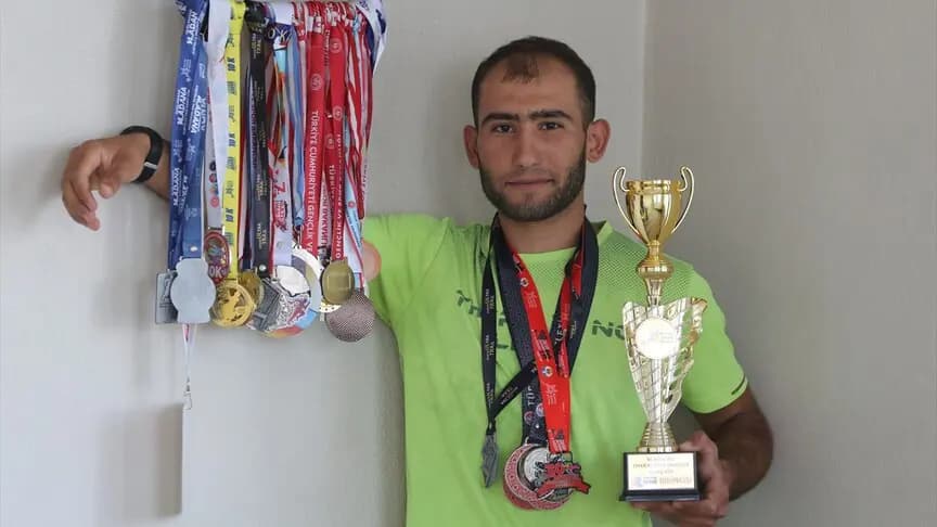 Şanlıurfalı atlet ekmek parası için inşaatta, şampiyonluk için pistte ter döküyor