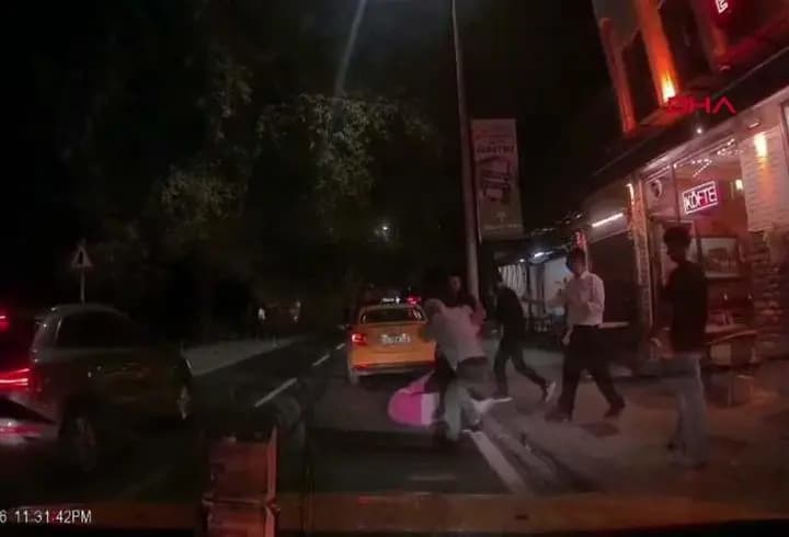 Ücrette anlaşamadığı yolcuları araçtan indirip darbetti! O taksici kamerada
