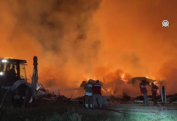 Düzce'de kapı fabrikası alev topuna döndü