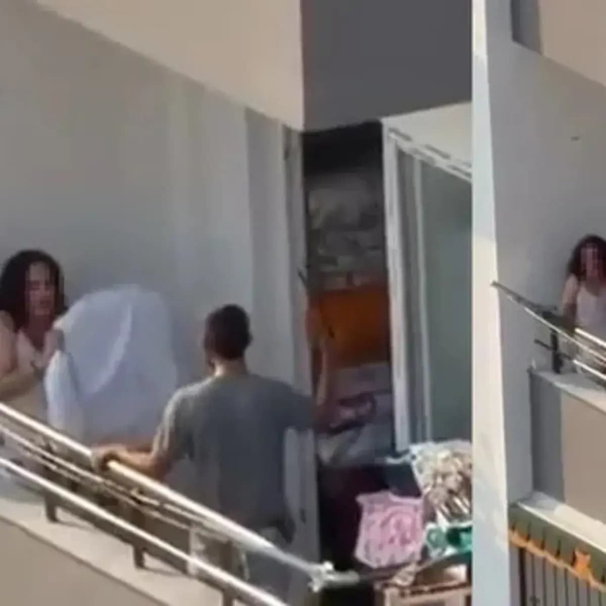 Adana'da korkunç görüntü! Balkonda genç kadını sopayla dövdü