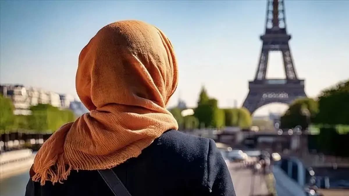 "Fransız özgürlüğü" kılıfıyla İslam karşıtı provokasyon! Yapay zekayla başörtüsünü çıkardı
