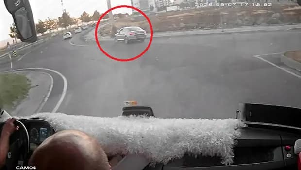 Diyarbakır'da dehşet anları araç kamerasında: Virajda kaldırıma çıkıp anne ve iki çocuğunu biçti