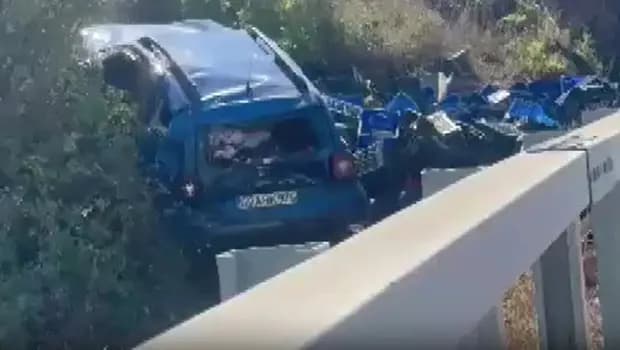 Bursa'da domates yüklü kamyon dehşeti: Virajı alamadı, park halindeki araca çarptı! 1 ölü, 1 yaralı