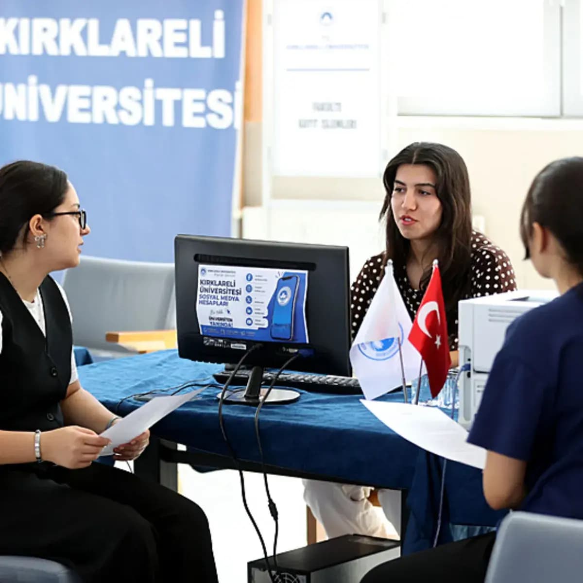 Temizlik yaptıkları dersliklerde öğrenci oldular! İki genç kızın yazılım mühendisliği hayali gerçek oldu