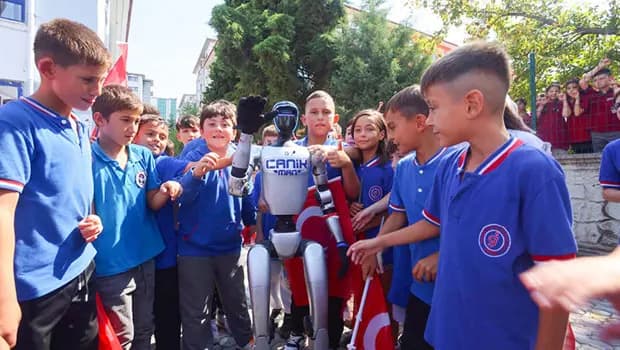 Türkiye'nin nüfusa kayıtlı ilk insansı robotu öğrencileri sıralarda karşıladı