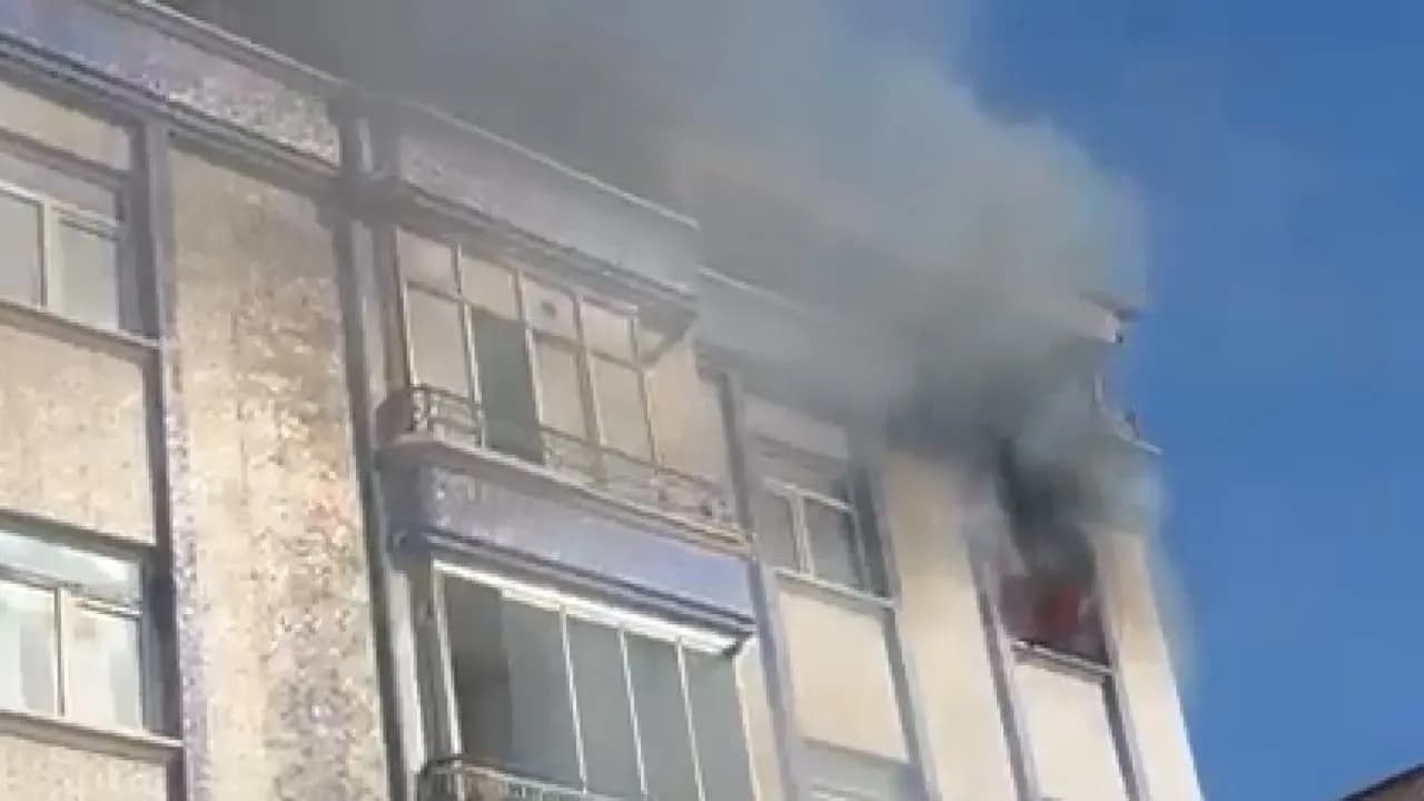 Küçük çocuk çakmakla oynarken evi yaktı