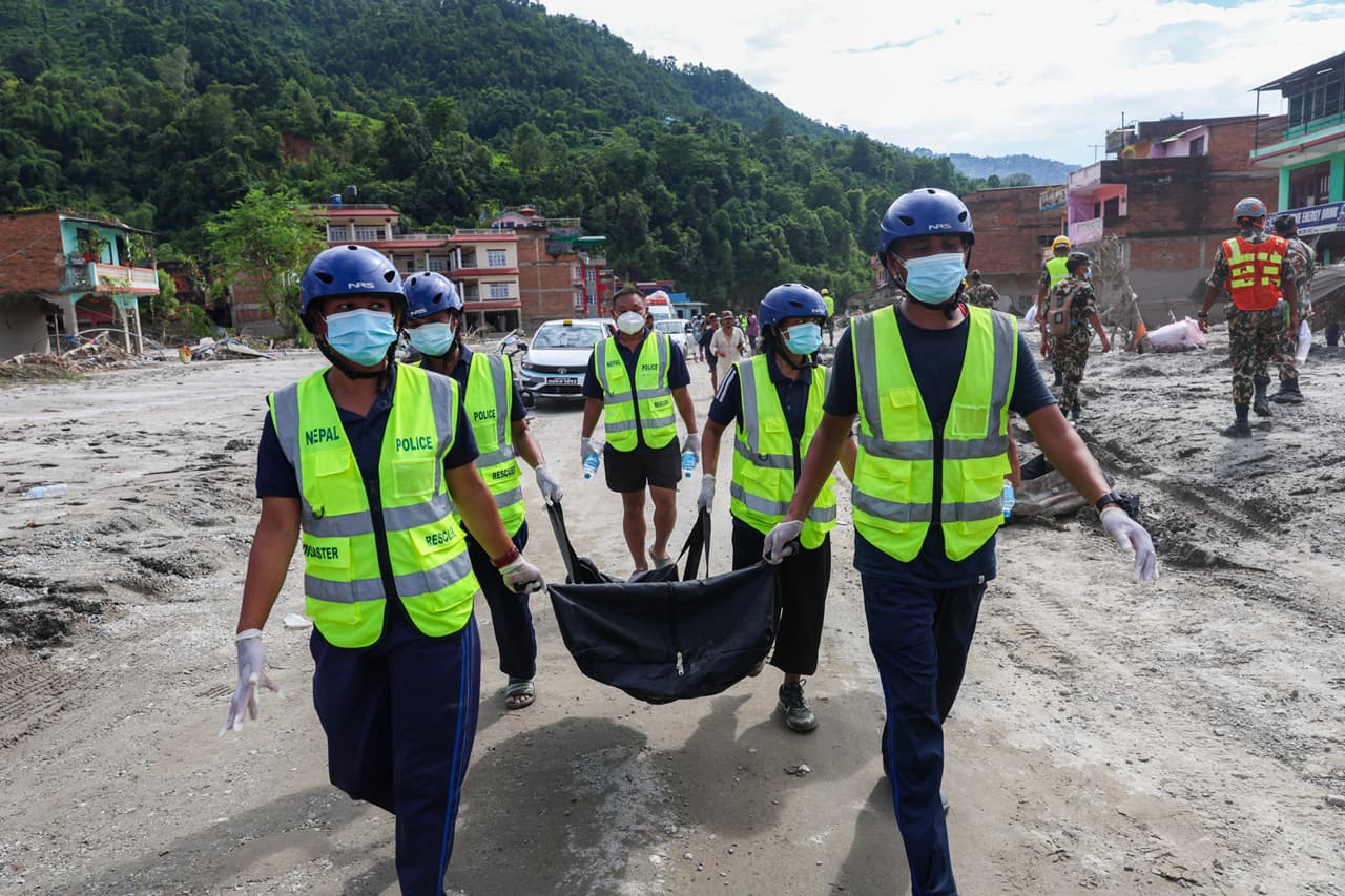 Sel değil kıyamet! Nepal'de ölü sayısı bini aştı