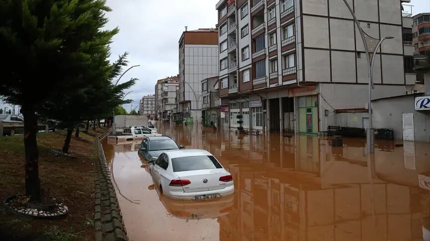 Rize'de etkili olan sağanak hayatı olumsuz etkiledi
