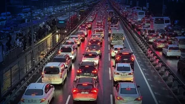İstanbul'da yağmur trafiği kilitledi: Yoğunluk yüzde 83'e çıktı