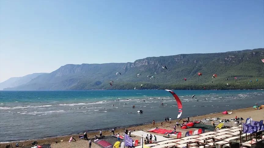 Dünya ve Avrupa yıldızları, Akyaka'da "Deli Mehmet" rüzgarında yarışıyor