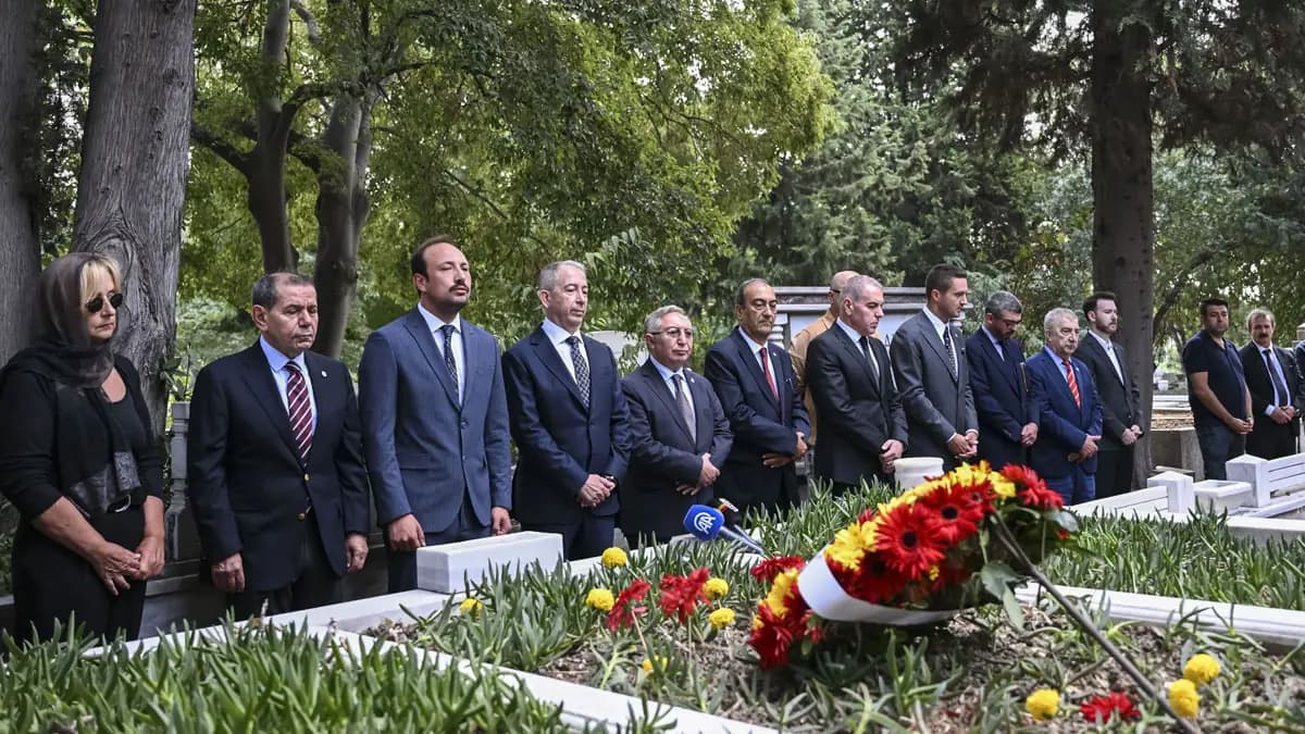 'Taçsız Kral' Metin Oktay kabri başında anıldı