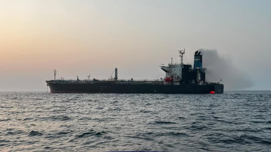 Umman açıklarında hedef alınan petrol tankerindeki 23 mürettebat tahliye edildi
