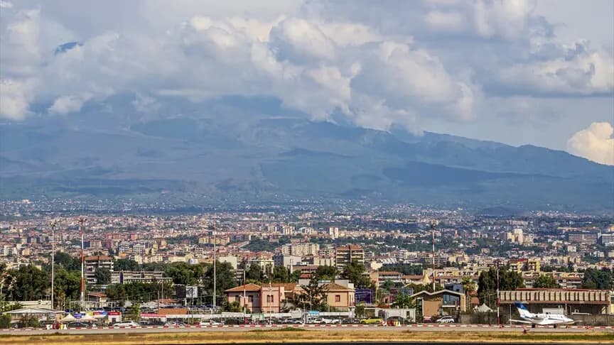 Etna Yanardağı'nın kül püskürtmesi hava ulaşımını olumsuz etkilemeye devam ediyor