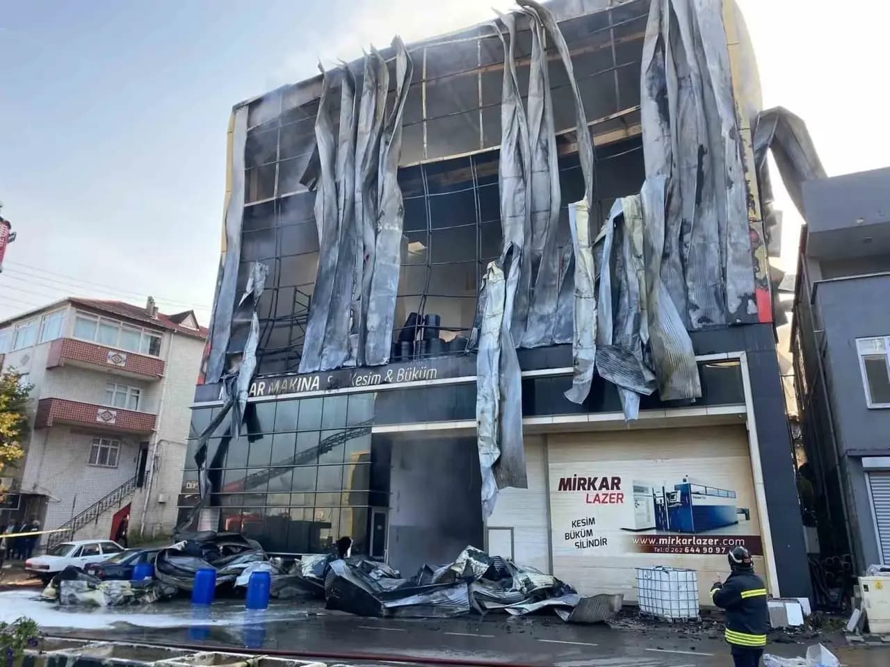 Dilovası’ndaki kozmetik fabrikası yangını davasında kritik karar: 2 zabıta müdürü tutuklandı