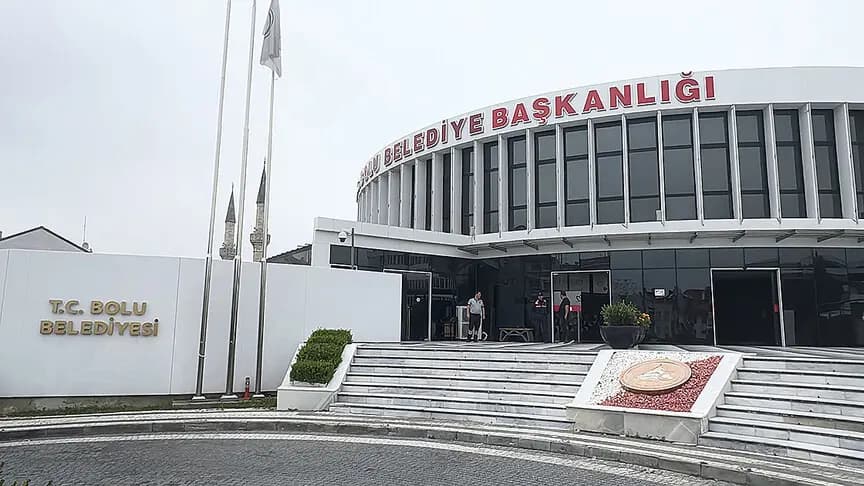 Bolu Belediyesinde "araç kiralama ihalelerinde usulsüzlük" iddiasına ilişkin 7 zanlı tutuklandı