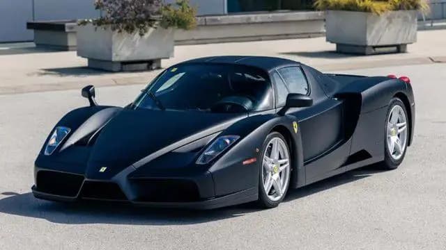 Brunei Kraliyet Ailesi’nin Özel Siparişi: Dünyadaki Tek Mat Siyah Ferrari Enzo Rekor Fiyata Satılacak!