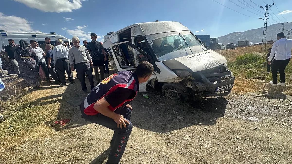 Hakkari’de düğüne giden minibüs kaza yaptı! 20 yaşındaki genç kadın öldü