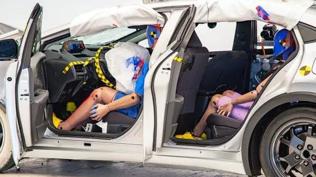 IIHS Güvenlik Testlerinde Zirve Belli Oldu: İşte "En Güvenilir" Seçilen İki Otomobil!