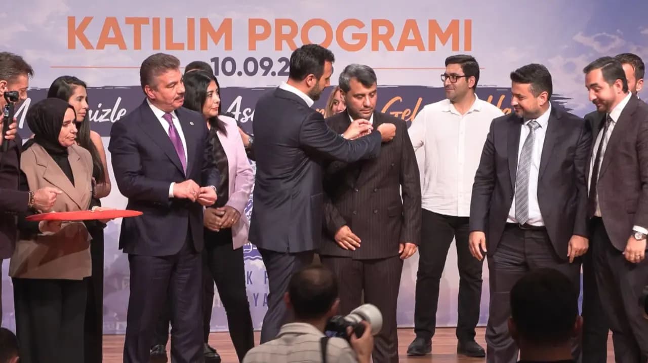 Bahçelievler'de CHP’li 3 meclis üyesi AKP'ye geçti