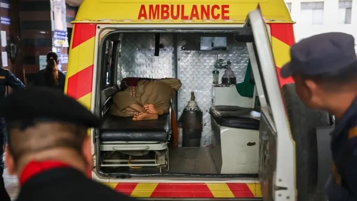 Nepal'de nefes kesen kurtarma anları! Felaketten 11 gün sonra çamur dolu evinde sağ bulundu