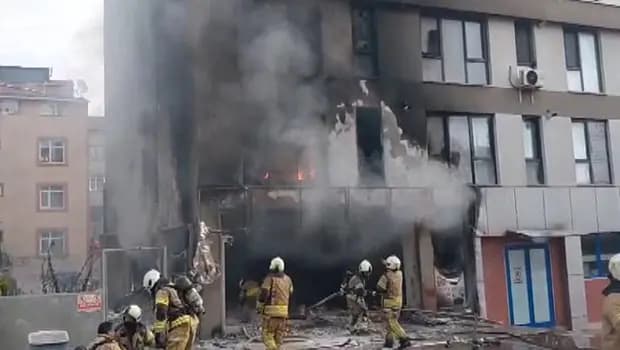 Pendik’te iş yeri alev alev yandı